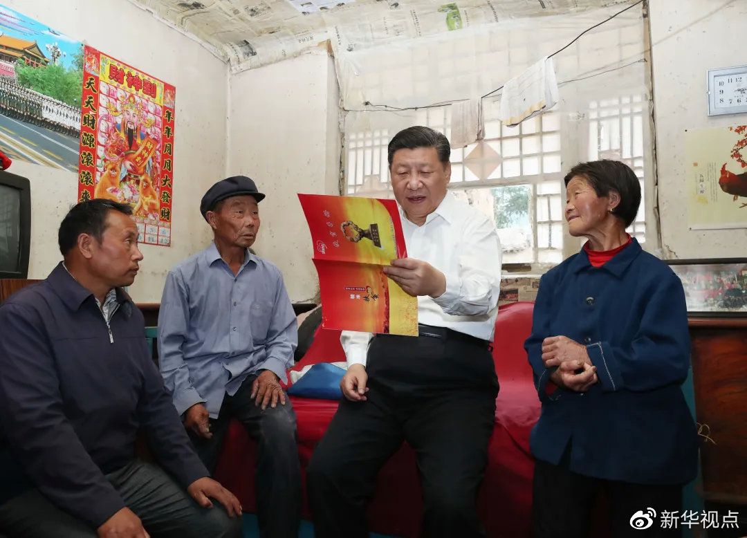 2017年6月，习近平到山西考察时在特困户家中察看扶贫手册 新华社记者庞兴雷摄