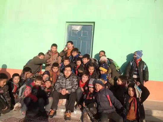 △“90后”援疆教师戴豪杰和学生们