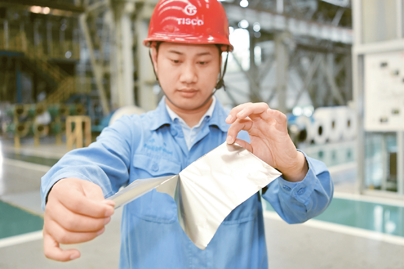 宽幅精密带钢箔材，被形象地称为“手撕钢”。