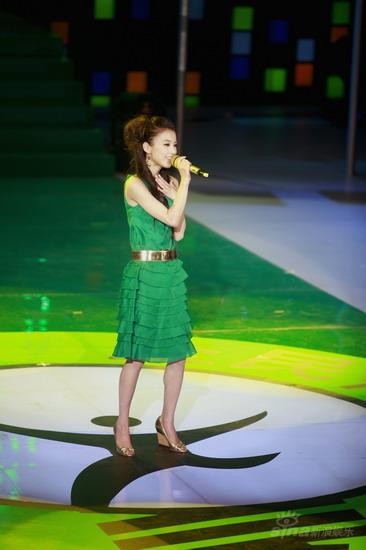 组图：黄圣依成节能减排全民行动宣传大使