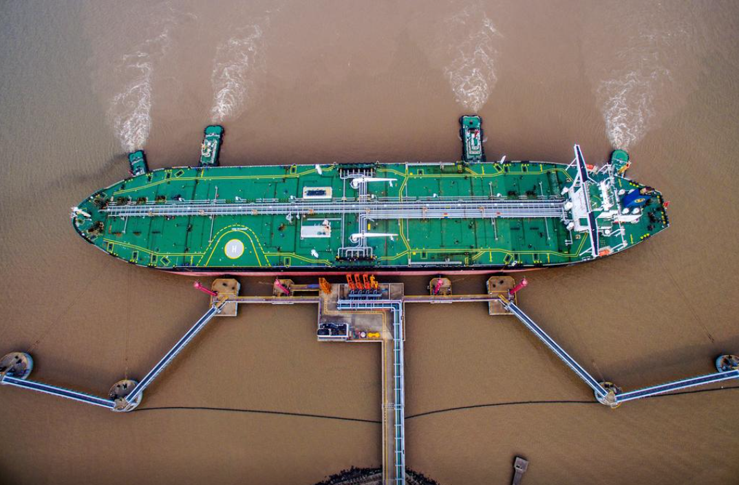 一艘游轮在浙江舟山码头卸货（路透社）