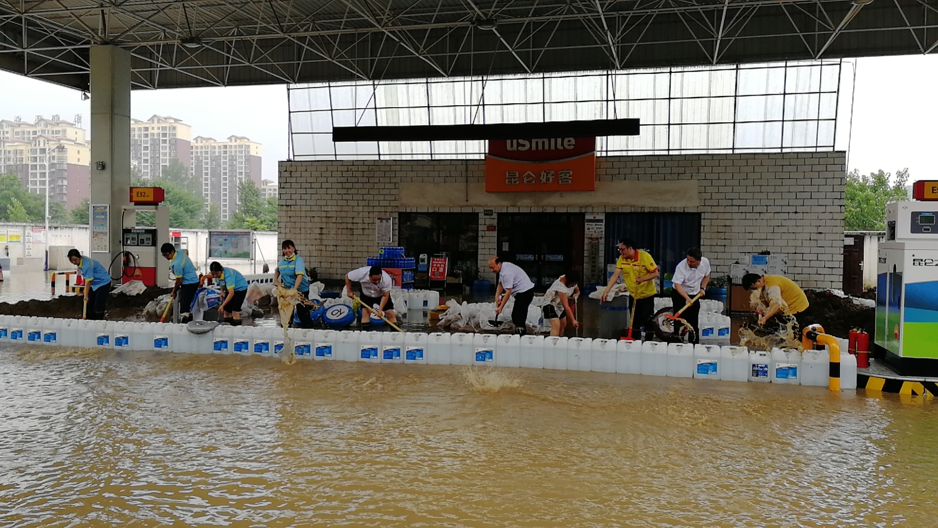 中国石油加油站积极开展生产自救