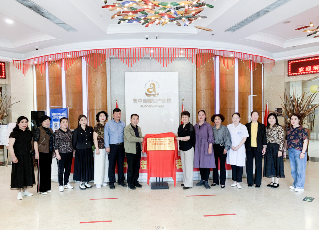 一群人站在室内合影 中度可信度描述已自动生成